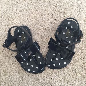 New condition gap sandals